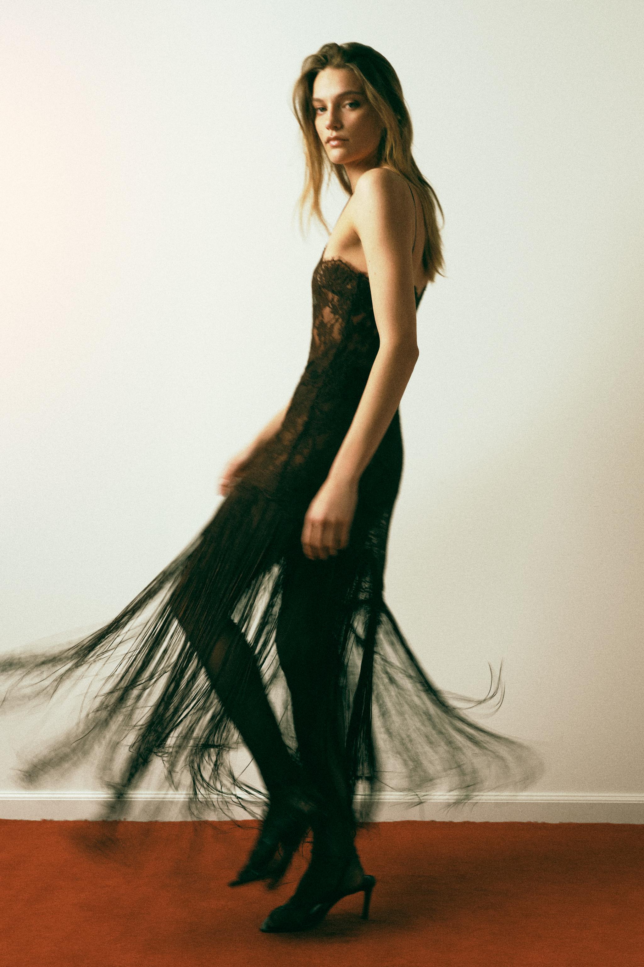 ROBE À BRETELLES EN DENTELLE ET FRANGES